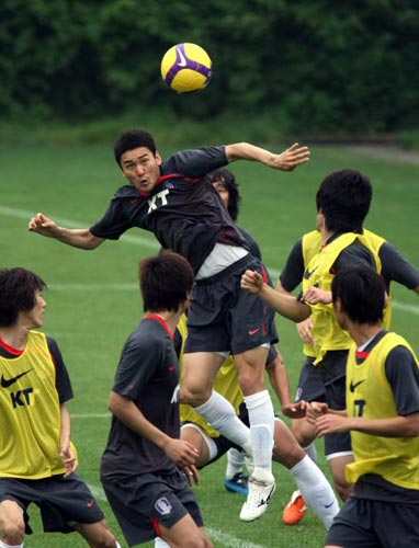 9일 파주 축구대표팀 트레이닝센터에서 열린 축구 대표팀 훈련 중 이정수가 헤딩을 시도하고 있다. 
