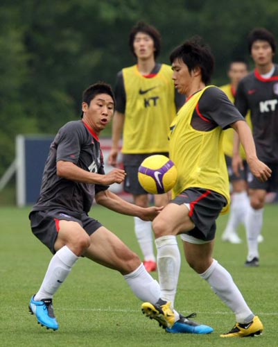 9일 파주 축구대표팀 트레이닝센터에서 열린 축구 대표팀 훈련 중 이근호(왼쪽)와 오범석이 볼다툼을 벌이고 있다. 