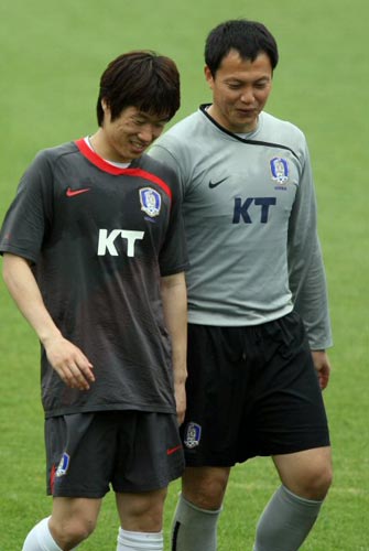 9일 파주 축구대표팀 트레이닝센터에서 축구 대표팀 박지성(왼쪽)과 이운재가 훈련을 마친 후 웃으며 대화를 하고 있다. 
