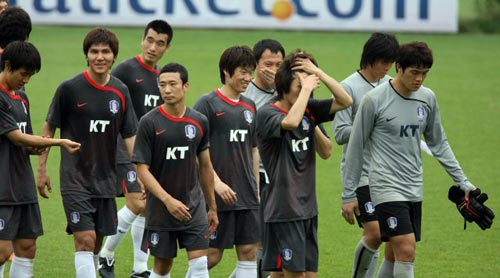 9일 파주 축구대표팀 트레이닝센터에서 축구 대표팀 선수들이 훈련을 마친 후 웃으며 그라운드를 빠져나가고 있다. 