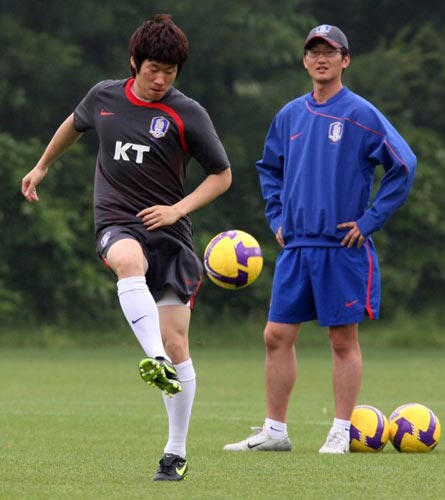 9일 파주 축구대표팀 트레이닝센터에서 열린 축구 대표팀 훈련 중 박지성이 공을 차고 있다. 