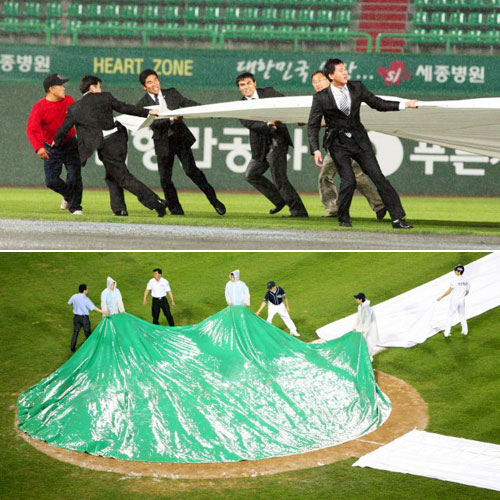 9일 인천 문학구장에서 열린 프로야구 SK 와이번스-삼성 라이온즈의 경기가 7회초 우천으로 중단되자 진행요원들이 경기장에 방수포를 깔고 있다. (사진 위) 

9일 오후 서울 잠실야구장에서 열린 LG트윈스 대 두산베어스의 경기 도중 비가 내리자 구장관계자들이 구장에 방수포를 씌워뒀다가 비가 잦아들자 걷어내고 있다. 