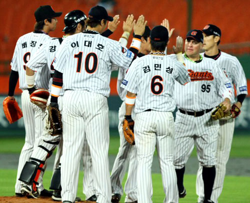 11일 부산 사직야구장에서 열린 프로야구 한화 대 롯데 경기에서 한화에 12대6으로 승리한 롯데 선수들이 함께 축하하고 있다. <BR>
롯데는 가르시아의 쐐기 2점포 등 장단 15안타를 몰아쳐 대승을 거뒀다. 파죽의 5연승을 달린 롯데는 25승33패로 승률 0.431을 기록, 이날 패한 히어로즈(24승31패1무, 승률 0.429)를 제치고 5위로 올라서 4강 진입을 바라보게 됐다. 