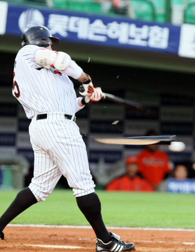 11일 부산 사직야구장에서 열린 프로야구 한화 대 롯데 경기. 2회말 무사 1루에서 롯데 가르시아의 타석 때 배트가 부러지고 있다. 