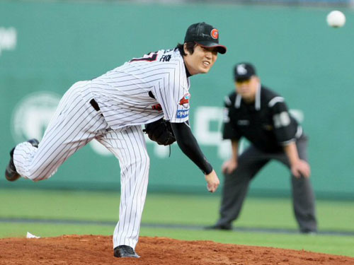 11일 부산 사직야구장에서 열린 프로야구 한화 대 롯데 경기에서 롯데 선발 조정훈이 역투하고 있다. 조정훈은 한화에 7이닝 5실점했지만 타선의 폭발로 시즌 5승을 거뒀다. 