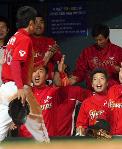 12일 오후 서울 잠실야구장에서 열린 LG와 SK의 2009 프로야구 경기. SK 박정권이 9회초 1사 1,3루에서 정근우의 희생플라이 때 득점에 성공하고 있다. 