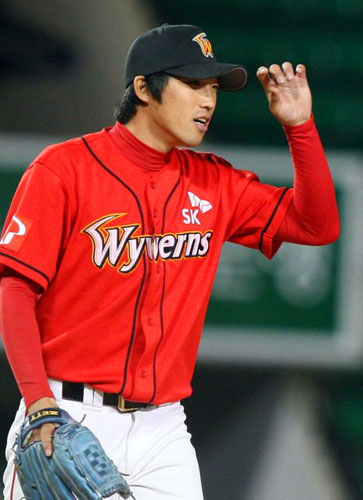 12일 오후 서울 잠실야구장에서 열린 LG와 SK의 2009 프로야구 경기에서 SK 전병두가 경기에서 이긴 뒤 즐거워하고 있다. 