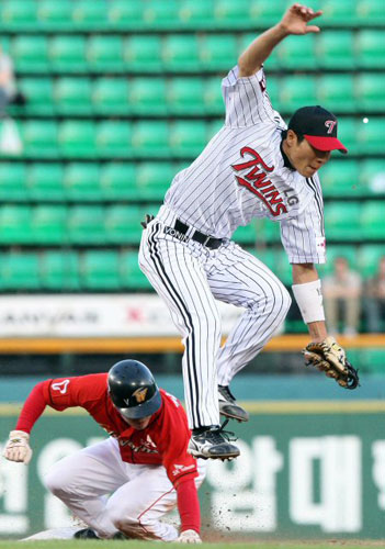 12일 오후 서울 잠실야구장에서 열린 LG와 SK의 2009 프로야구 경기.SK정근우가 4회초 무사 1루에서 도루에 성공하고 있다. 