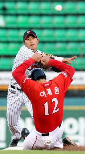  12일 오후 서울 잠실야구장에서 열린 LG와 SK의 2009 프로야구 경기. SK이재원이 4회초 1사 1,2루에서 최동수 땅볼 때 2루에서 아웃되고 있다. 
