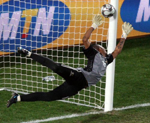 25일(현지시간) 남아프리카공화국 요하네스버그 엘리스 파크에서 열린 2009 국제축구연맹(FIFA) 컨페더레이션스컵 4강, 남아공 이투메렝 쿤 골키퍼가 브라질 다니엘 알베스의 프리킥을 막기 위해 몸을 날렸지만 골을 허용하고 있다. 