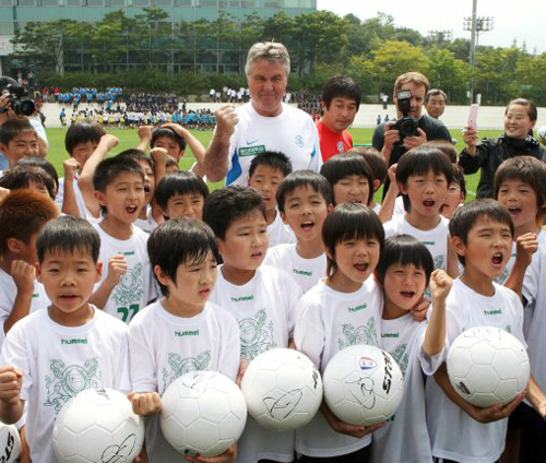   29일 울산시 동구 울산과학대학 축구장에서 열린 청소년 축구교실에서 히딩크 감독이 유소년 선수들과 파이팅을 하고 있다. 