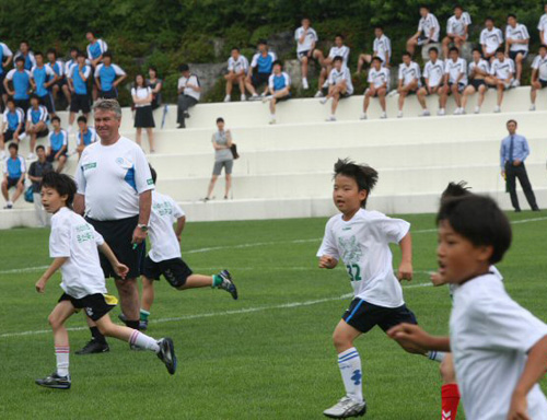   29일 울산시 동구 울산과학대학 축구장에서 열린 청소년 축구교실에서 히딩크 감독이 유소년 선수들이 공차는 모습을 진지하게 바라보고 있다. 