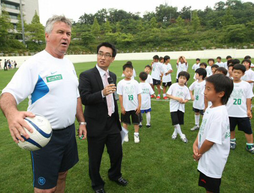  29일 울산시 동구 울산과학대학 축구장에서 히딩크 감독이 유소년들에게 축구를 즐기고 열심히하라고 당부하고 있다 
