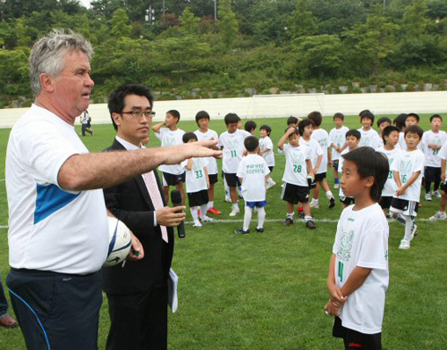  = 29일 울산시 동구 울산과학대학 축구장에서 히딩크 감독이 유소년들에게 축구를 즐기고 열심히하라고 당부하고 있다 