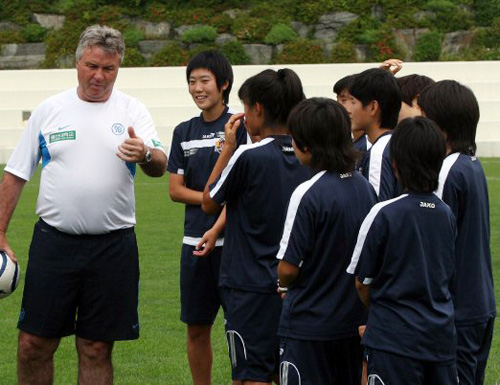   29일 울산시 동구 울산과학대학 축구장에서 히딩크 감독이 여자축구선수들에게 축구기술을 전수하고 있다. 