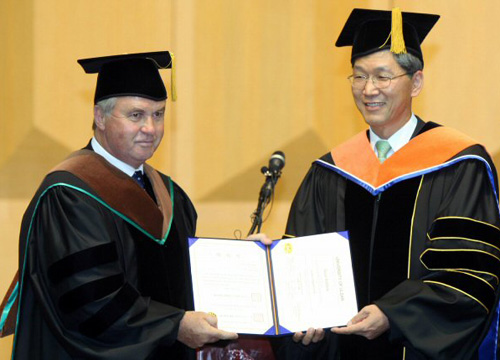  29일 울산대학교 해송홀에서 히딩크 전 국가대표팀 감독(왼쪽)이 울산대 김도연 총장으로부터 명예 경영학박사 학위를 받은 뒤 포즈를 취하고 있다. 