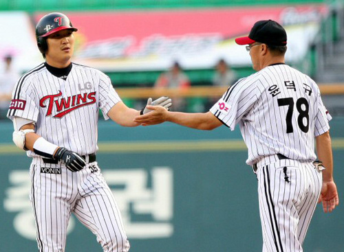   2일 잠실야구장에서 벌어진 2009 프로야구 LG와 롯데 경기 1회말 2사 2루 찬스에서 LG 이진영이 1타점을 올리는 우중간 1루타를 때린 뒤 윤덕규 주루코치와 하이파이브를 하고 있다. 