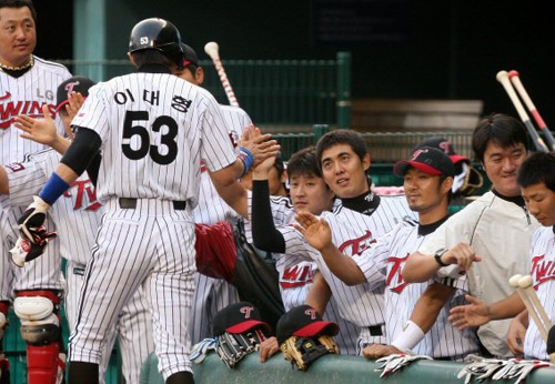   2일 잠실야구장에서 벌어진 2009 프로야구 LG와 롯데 경기 1회말 2사 2루 LG 이진영 우중간 1루타 때 홈을 밟은 이대형이 동료들과 하이파이브를 하고 있다. 