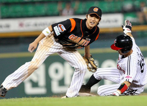  2일 잠실야구장에서 벌어진 2009 프로야구 롯데와 LG 경기 7회말 무사 1루 LG 페타지니 1루수 병살타 때 1루주자 정성훈이 2루에서 롯데 유격수 박기혁에게 태그아웃 당하고 있다. 