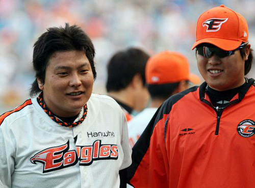   5일 오후 대전 한밭야구장에서 열린 2009프로야구 한화와 KIA의 경기에서 환화 김태균이 5회말 이범호의 2루타 때 득점한 뒤 즐거워하고 있다. 