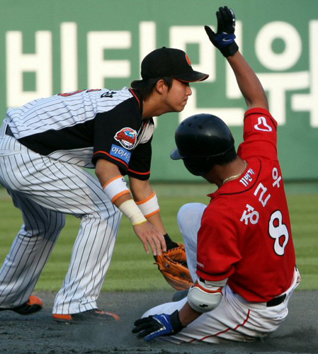   5일 부산 사직구장에서 열린 프로야구 SK 대 롯데경기. 5회초 2사에서 SK 정근우가 안타를 때린 뒤 2루에서 세이프되고 있다. 왼쪽은 롯데 유격수 김민성. 