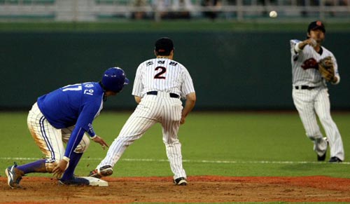 9일 마산야구장에서 열린 2009 프로야구 롯데 자이언츠-삼성 라이온즈 경기, 롯데 박기혁(오른쪽)이 3회초 2사 1, 3루 상황에서 몸을 날려 타구를 잡은 후 1루로 송구하고 있다. 