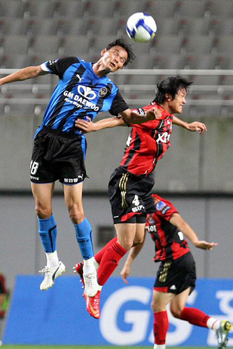 12일 서울 상암 월드컵경기장에서 열린 프로축구 K-리그 FC서울과 인천의 경기에서 서울 박용호와 인천 우성용이 공중볼을 다투고 있다. 