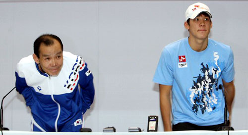 2009 국제수영연맹(FINA) 세계수영선수권대회에 참가하는 박태환 선수와 노민상 감독이 16일 오후 태릉선수촌에서 기자회견을 마친 뒤 자리에서 일어나고 있다. 