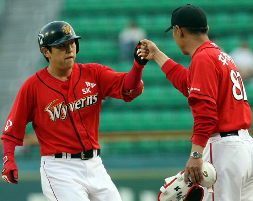  16일 서울 잠실야구장에서 벌어진 2009 프로야구 LG트윈스와 SK와이번스 경기. 1회초 2사 1,2루 SK 나주환이 중전 안타를 때린 뒤 후쿠하라 코치와 주먹을 맞대며 기뻐하고 있다. 
