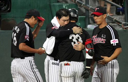 21일 광주 무등경기장에서 열린 2009 프로야구 KIA 타이거즈-LG 트윈스 경기, LG 박용택이 8회초 선두타자로 나와 역전 1점 홈런을 치고 홈으로 들어오자 선발 투수 봉중근이 뜨겁게 환영하고 있다. 