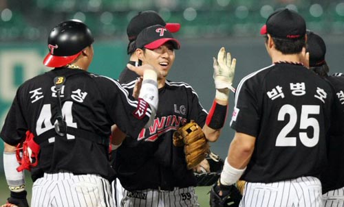  21일 광주 무등경기장에서 열린 2009 프로야구 KIA 타이거즈-LG 트윈스 경기, LG 3루수 정성훈(가운데)이 9회말 2사 1루 상황에서 KIA 김원섭의 안타성 타구를 몸을 날려 잡은 후 팀 동료들과 함께 기뻐하고 있다. 