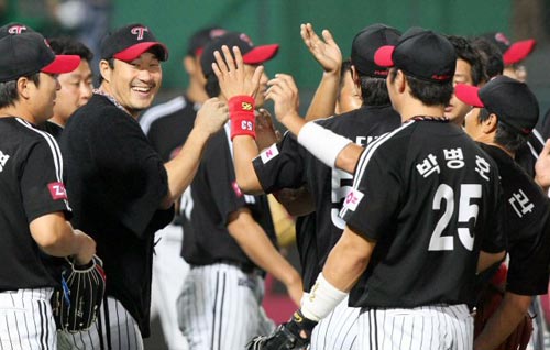  21일 광주 무등경기장에서 열린 2009 프로야구 KIA 타이거즈-LG 트윈스 경기, 선발 투수 봉중근 등 LG 선수들이 KIA에 2대1로 역전승한 후 환호하고 있다. 