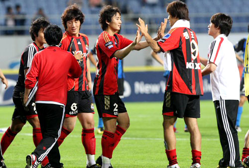22일 오후 인천월드컵경기장에서 열린 프로축구 FC서울과 인천 유나이티드 경기에서 동점골을 넣은 FC서울 이승렬이 경기 종료 뒤 동료들의 축하를 받고 있다. 