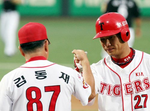  23일 광주 무등경기장에서 열린 2009 프로야구 KIA 타이거즈-LG 트윈스 경기,  KIA 김상현이 4회말 2사 3루 상황에서 1타점 적시타를 성공시킨 후 1루 코치와 기뻐하고 있다. 