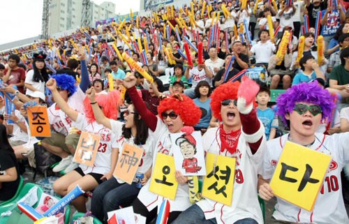 25일 광주 무등경기장에서 열린 2009 프로야구 올스타전 이스턴리그-웨스턴리그 경기, 관중들이 개성 넘치는 복장을 하고 열띤 응원전을 펼치고 있다. 