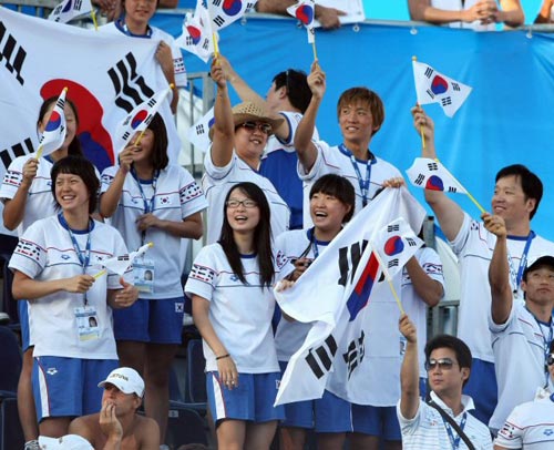 27일(현지시각) 이탈리아 로마 포로 이탈리코 메인풀에서 열린 국제수영연맹(FINA) 세계수영선수권 남자 자유형 200m 준결승, 한국 수영 대표 선수들이 박태환을 응원하고 있다. 