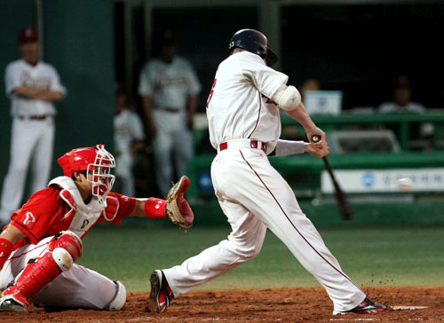 30일 오후 서울 목동야구장에서 열린 2009 프로야구 히어로즈와 SK의 경기 3회말 무사 2루 상황에서 히어로즈 클락이 2점 홈런을 날리고 있다. 