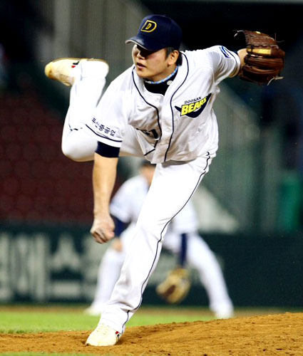 31일 서울 잠실야구장에서 열린 2009 프로야구 두산과 SK의 경기에서 두산 철벽 믿을맨 임태훈이 8회초 SK 타자들을 향해 역투하고 있다. 