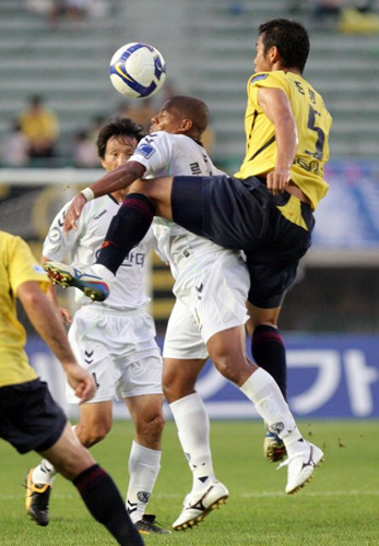 2일 경기 성남종합운동장에서 벌어진 2009프로축구 K-리그 성남일화-전북현대전에서 성남 조병국(오른쪽)이 전북 루이스의 헤딩을 막기위해 등 위로 뛰어오르고 있다.
 