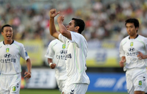 2일 경기 성남종합운동장에서 벌어진 2009프로축구 K-리그 성남일화-전북현대전에서 전북 에닝요가 페널티킥으로 첫 골을 넣은 뒤 환호하고 있다.
 