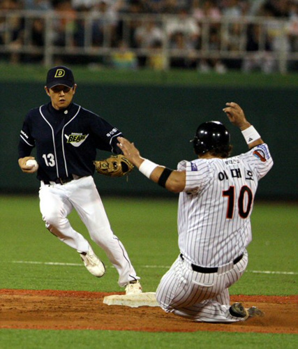 4일 경남 마산야구장에서 열린 2009 프로야구 롯데와 두산전. 6회말 2사 1루, 3루 때 롯데 가르시아가 친 내야 땅볼에 이대호가 2루에서 포스 아웃되고 있다. 
