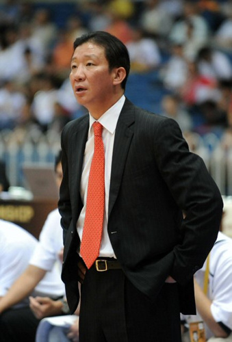 한국 농구 대표팀 허재감독이 6일 중국 톈진 체육관에서 열린 '제25회 FIBA 아시아남자농구선수권대회' 일본과의 경기에서 선수들에게 작전지시를 하고 있다. 