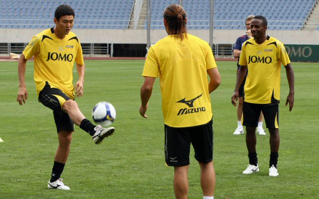 한일 프로축구올스타 2009 조모컵을 하루 앞둔 7일 오후 인천 문학경기장에서 열린 일본 올스타팀 공식훈련에서 J-리그 교토 퍼플상가에서 활약중인 이정수가 팀 동료들과 패스 연습을 하고 있다. 