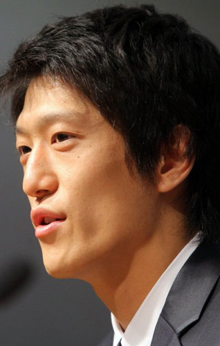 영국 프리미어리그 볼튼 원더러스로 이적하는 이청용이 9일 서울월드컵경기장에서 가진 공식 기자회견에서 취재진의 질문에 답하고 있다. 
