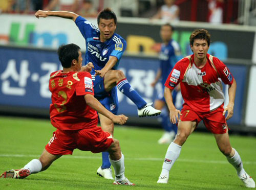 15일 부산 아시아드주경기장에서 열린 프로축구 K리그 부산 아이파크 대 수원 삼성의 경기. 후반 수원 김두현이 선제골을 넣고 있다. 