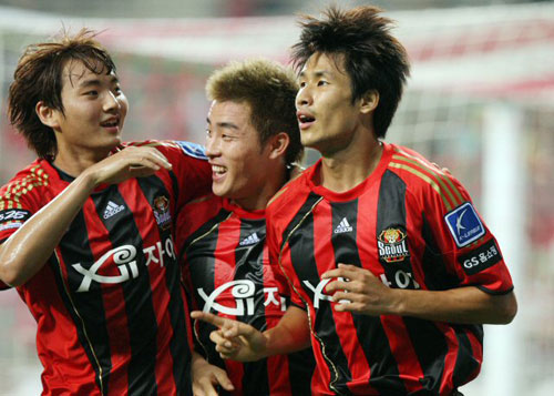 15일 저녁 서울월드컵경기장에서 열린 2009 K리그 FC서울과 경남FC의 경기에서 FC서울 정조국이 두번째 골을 넣은 후 기뻐하고 있다. 