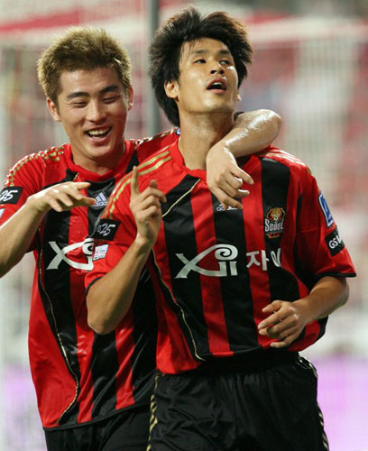 15일 저녁 서울월드컵경기장에서 열린 2009 K리그 FC서울과 경남FC의 경기에서 FC서울 정조국이 두번째 골을 넣은 후 기뻐하고 있다. 