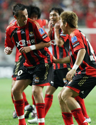 15일 저녁 서울월드컵경기장에서 열린 2009 K리그 FC서울과 경남FC의 경기에서 FC서울 데얀이 첫골을 넣은 후 동료들과 기뻐하고 있다. 