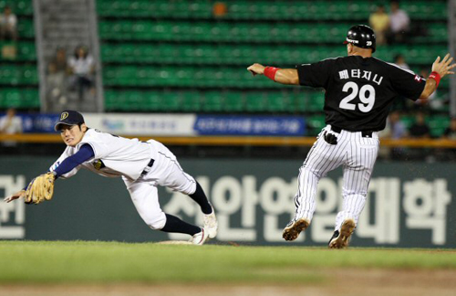 20일 잠실구장에서 열린 2009 CJ마구마구 프로야구 두산과 LG의 경기 7회초 무사 1,3루, LG 이진영의 내야안타 때 1루에 있던 페타지니가 2루에 세이프되고 있다. 두산 유격수는 이원석. 