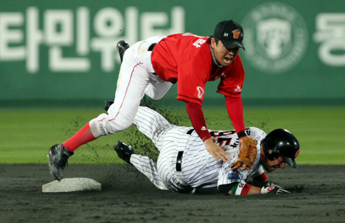 20일 부산 사직야구장에서 열린 프로야구 SK 대 롯데경기. 7회말 1사 1.2루에서 롯데 강민호의 내야땅볼 때 SK 유격수 나주환이 병살플레이를 하는 과정에서 1루주자 가르시아의 슬라이딩에 걸려 넘어지고 있다. 